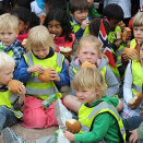 Ansatte ved Det kongelige hoff delte ut boller og juice til alle barna. Det var Oslo kommune som spanderte (Foto: Sven Gj. Gjeruldsen, Det kongelige hoff)